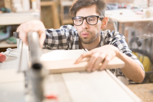 Carpintero moderno trabajando con máquinas