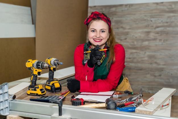 Carpintero de mujer atractiva haciendo croquis para muebles