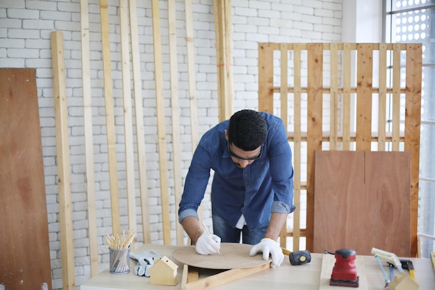 Carpintero o trabajador de almacén eligiendo material de madera en bruto para el trabajo en el almacén de carpintería