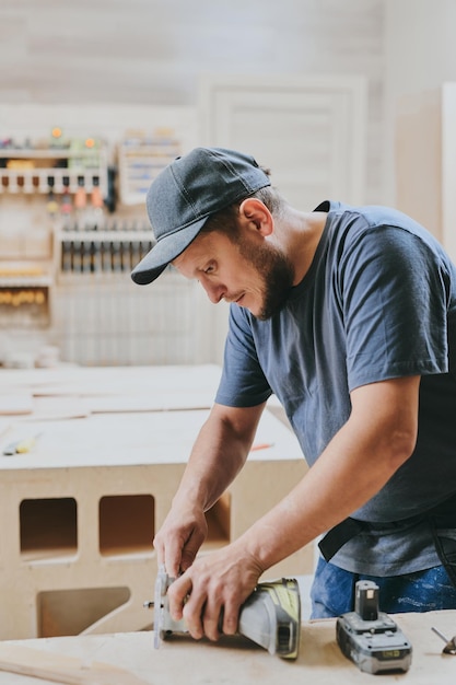 Carpintero trabaja con madera en taller de carpintería Hombre haciendo carpintería profesionalmente