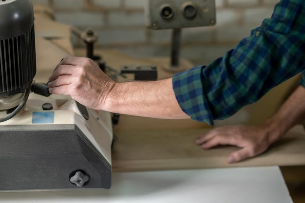 Carpintero trabajando con madera en un taller.