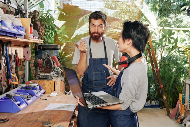 Foto carpinteros discutiendo nuevo proyecto