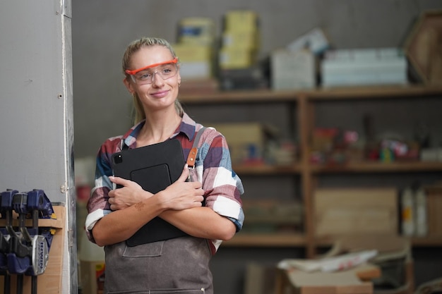 Carpinteros Montaje de muebles Pequeña empresa en madera Fondo de oficina de trabajo de bricolaje