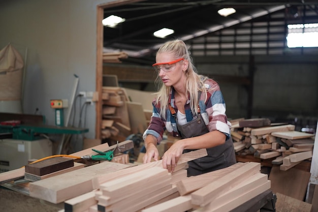 Carpinteros Montaje de muebles Pequeña empresa en madera Fondo de oficina de trabajo de bricolaje