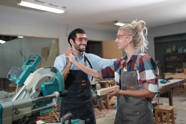 Carpinteros Montaje de muebles Pequeña empresa en madera Fondo de oficina de trabajo de bricolaje