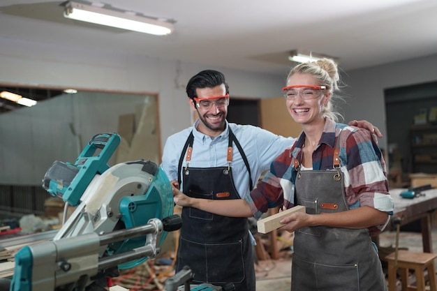 Carpinteros Montaje de muebles Pequeña empresa en madera Fondo de oficina de trabajo de bricolaje