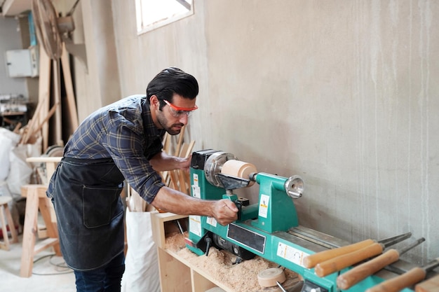 Carpinteros Montaje de muebles Pequeña empresa en madera Fondo de oficina de trabajo de bricolaje