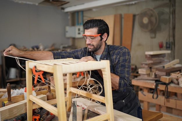 Carpinteros que ensamblan muebles