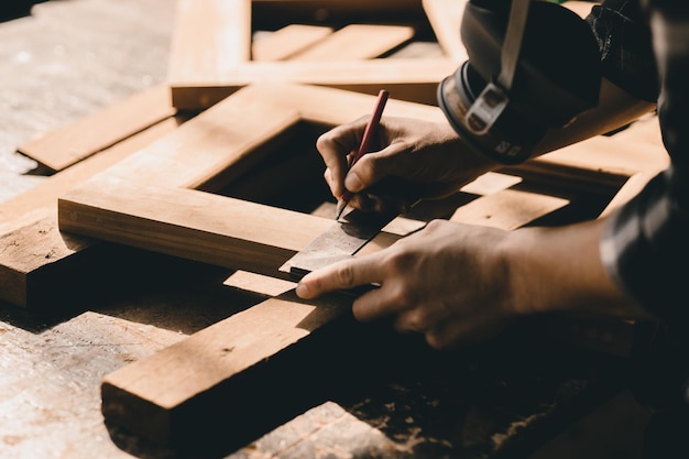 Trabajo De Acabado De Carpintero Masculino Sobre Mesa De Madera En Taller.  Imagen de archivo - Imagen de artesano, muebles: 274518173