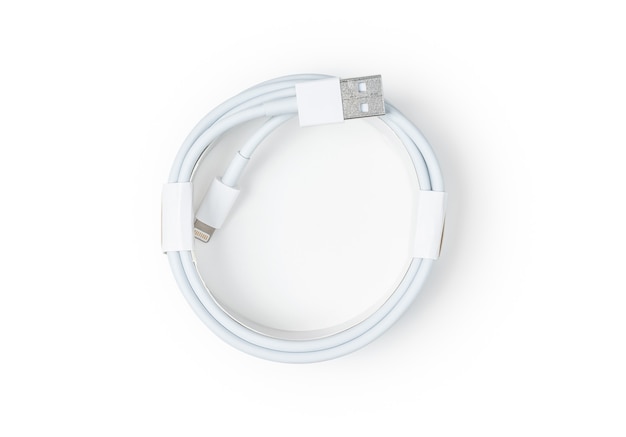 Carregador de cabo ou usb de smartphone em fundo branco isolado