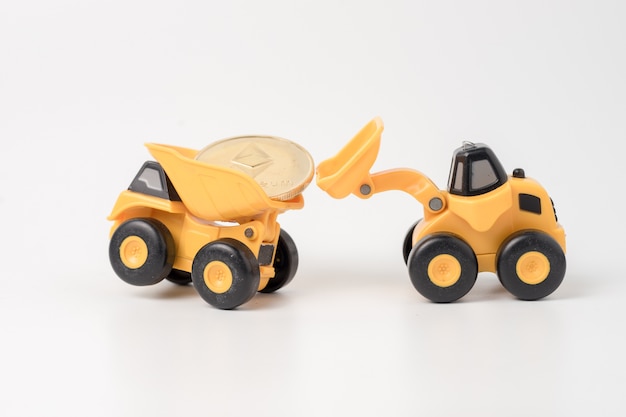Carregador de faixa de brinquedo amarelo carregando ethereum frio