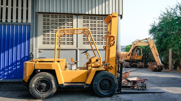 Carregador de máquina escavadora velho amarelo na fábrica. empilhadeira da oxidação e do grunge.