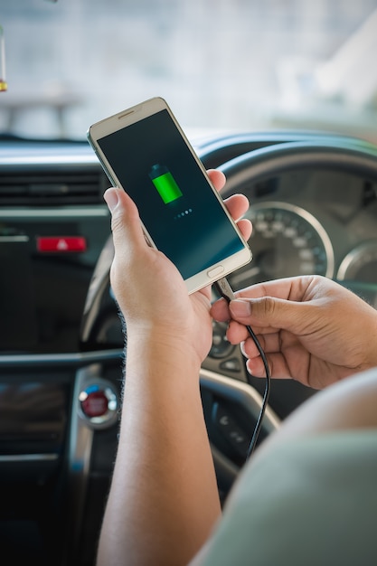 Foto carregador de plugue de telefone no carro