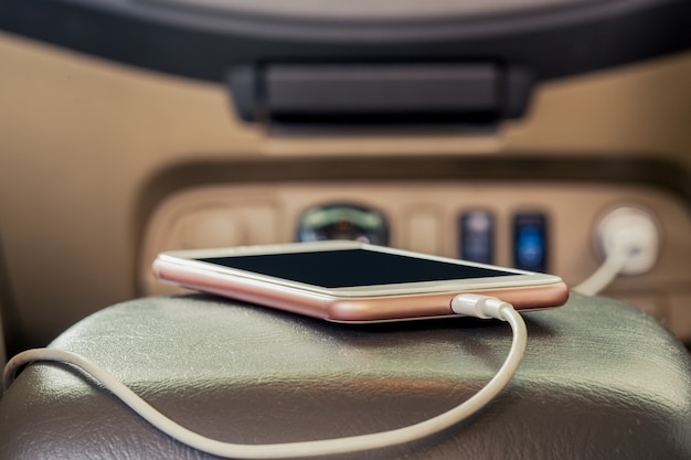 Foto carregador de plugue de telefone no carro