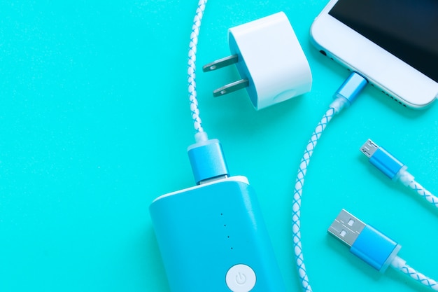 Carregador de smartphone e cabo USB com espaço para texto