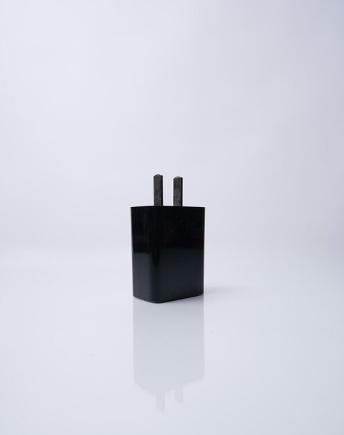Carregador de smartphone isolado em um fundo branco