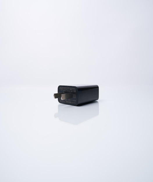 Carregador de smartphone isolado em um fundo branco