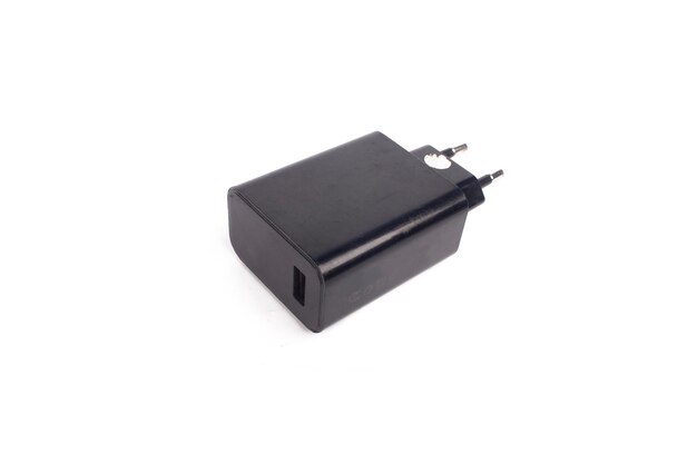 Carregador de telemóvel isolado em fundo branco Carregador preto para telemóvel.