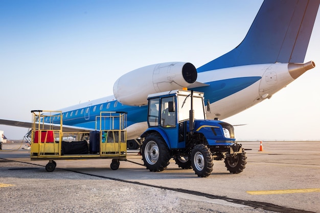 Carregamento de bagagem no avião transporte de bagagem em reboques para a aeronave