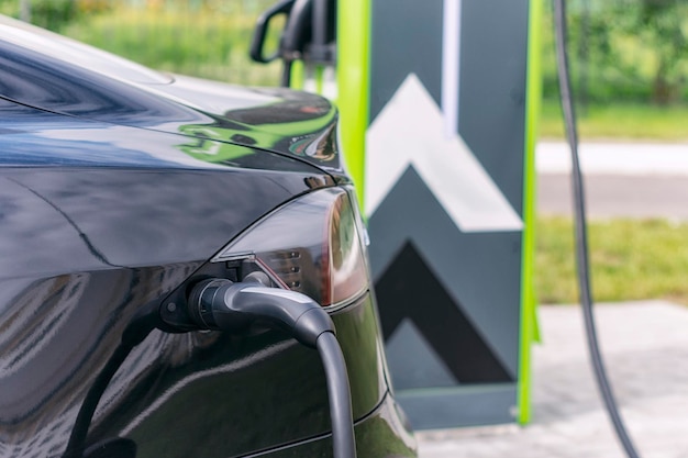 Carregamento de bateria de carro elétrico na estação de carga posto de gasolina de nova geração ecologicamente correto