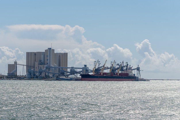 Carregamento de navio no elevador de grãos