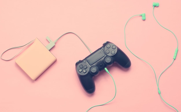 Carregamento do gamepad do banco de energia e fones de ouvido na cor rosa