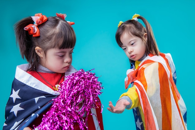 Carregando pompom cintilante. Senhoritas curiosas celebrando o 4 de julho juntas sendo cobertas por símbolos dos EUA