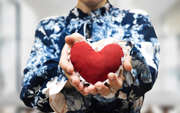 Carregar coração vermelho feminino cuidados de saúde amor doação de órgãos atenção bem-estar da família