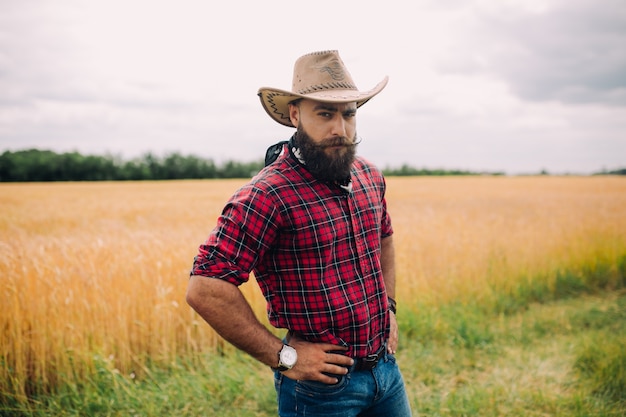 Carregou o homem com chapéu em uma modelagem de campo