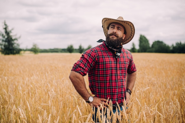 Carregou o homem com chapéu em uma modelagem de campo