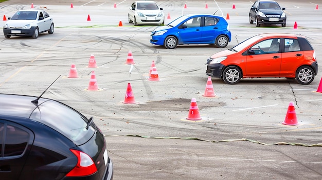 Una carrera de autocross con coches de autocross que navegan