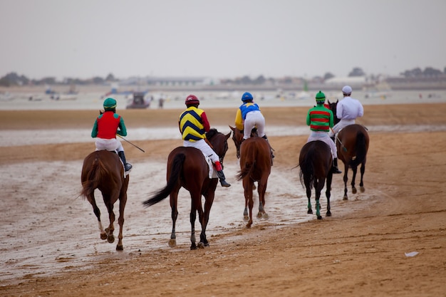 Carrera de caballos en Sanlúcar de Barrameda, España