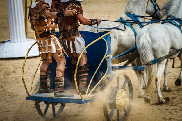 carrera de carros en un circo romano, lucha de gladiadores y esclavos