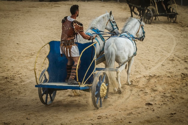 carrera de carros en un circo romano, lucha de gladiadores y esclavos