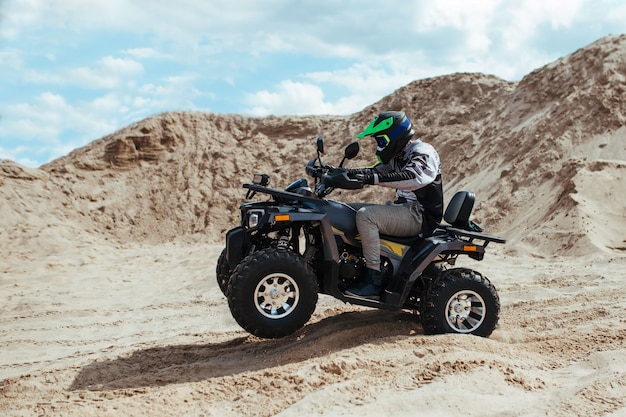 Carrera de cuatrimotos en la arena