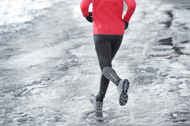 Carrera de maratón en la calle de invierno