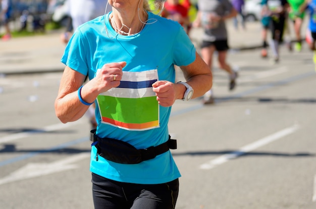 Carrera de maratón, mujer corredor en carretera