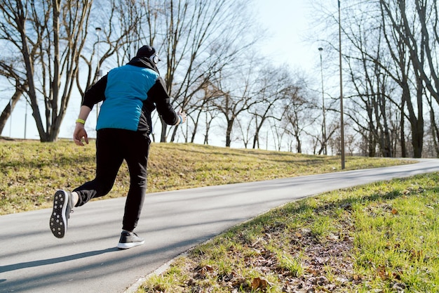 Una carrera matutina en el parque el concepto de pasar tiempo entre los atletas de la naturaleza entrenando para correr