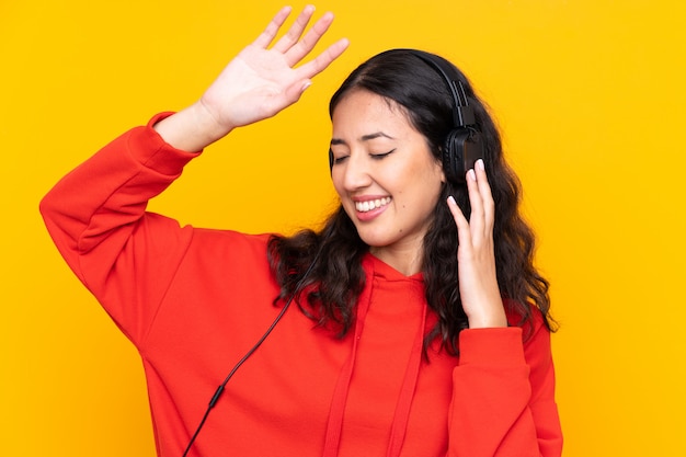 Carrera mezclada, mujer, llevando, un, sudadera roja, escuchar música, y, bailando