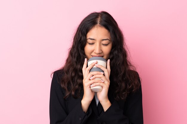 Carrera mezclada, mujer de negocios, tenencia, café, para llevar