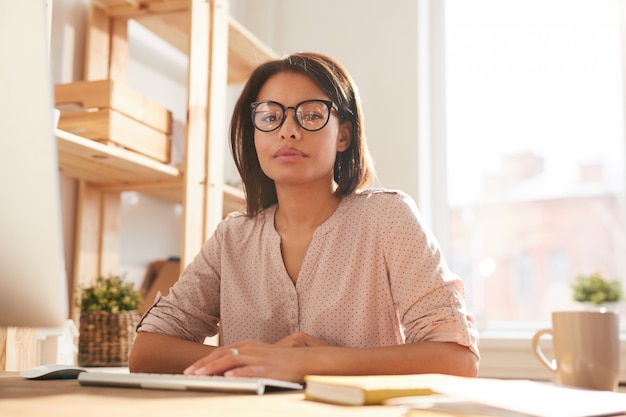 Carrera mezclada, mujer de negocios