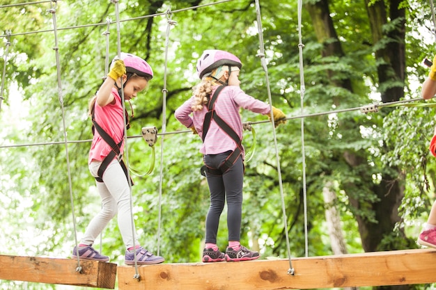 La carrera de obstáculos en el parque de aventuras.