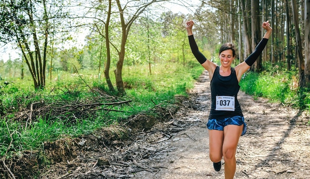 Carrera de trail ganadora de mujer joven