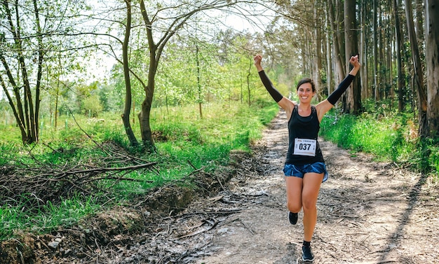 Carrera de trail ganadora de mujer joven