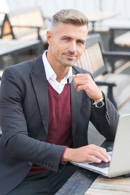 La carrera se vuelve fácil Trabajo de hombre profesional en línea Uso de tecnología informática Ocupación profesional y carrera Coaching empresarial Tecnología moderna