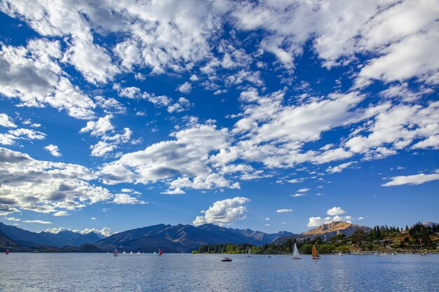 Carrera de yates en el lago Wanaka