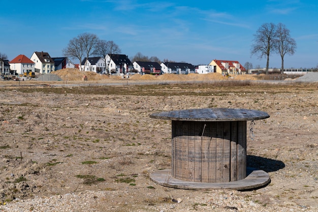 Carrete de madera grande sin cable de alambre al aire libre