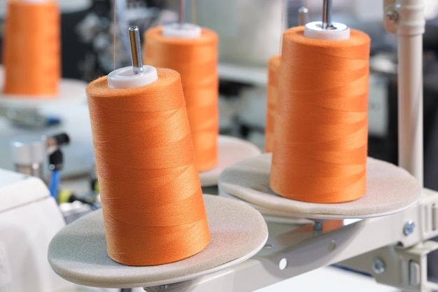 Carretéis laranja de fundo da indústria de fios Carretéis de composição ordenada de fios de algodão colorido