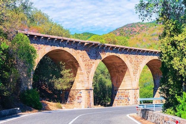 Carretera y acueducto en la provincia de Carbonia Iglesias, Cerdeña, Italia