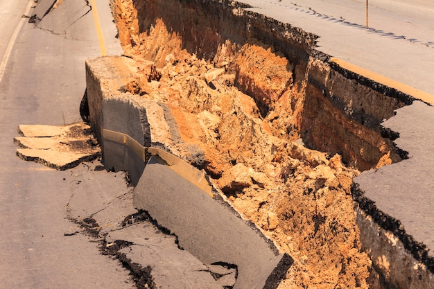 Carretera agrietada después del terremoto